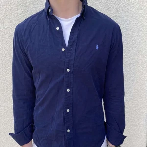 Ralph lauren skjorta  - Säljer min fwta ralph lauren skjorta i storlek S, perfekt nu till sommaren. Modellen är 178 och väger 65 kg och skicket är mycket bra.Pris diskutabelt.Skriv gärna vid frågor 😊