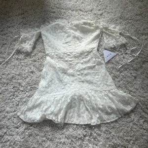 Studentklänning  - En superfin studentklänning som jag beställde i två storlekar. Denna är en 38 men skulle säga att den passar både 36/38😊