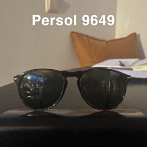 Persol 9649S - Sjukt feta solglasögon från det italienska märket Persol. Köpte nyligen men kom inte till användning. Endast använda en gång. Nypris 3000kr. Pris kan diskuteras vid snabb affär.