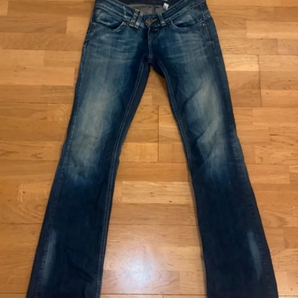 Snygga lågmidjade jeans från Only som tyvärr har blivit för småa. Se mått på sista bilden. Midjemåttet:37-38cm och innerbenslängden: 80cm. Jeans & Byxor.