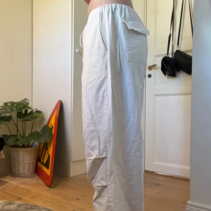 Parachute pants - Ett par jättesnygga vita parachute pants ifrån Emmiol i bra skick. De är i storlek L och har jättesnygg passform 💕