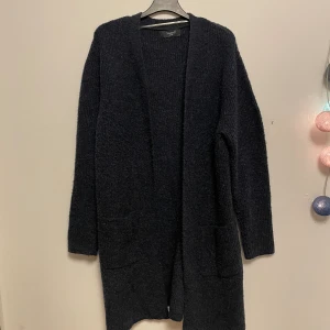 Stickad långkofta  - Mysig stickad långkofta, använd under pandemin men inte rörd sedan dess! Två fickor :)