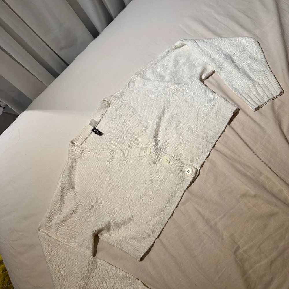  Stickad vit tröja från H&M med knappar storlek xs. Stickat.