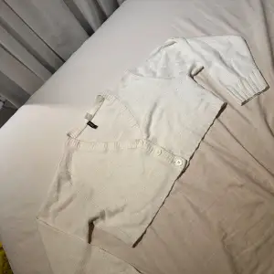  Stickad vit tröja från H&M med knappar storlek xs