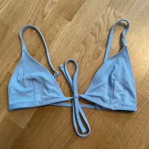 Oanvänd bikini överdel, endast testad med kläder på :)