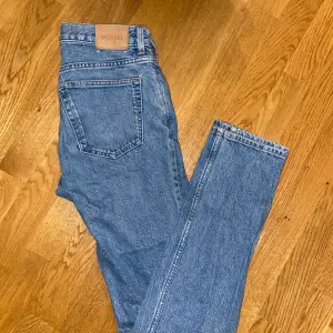 Snygga Weekday jeans modellen Easy. Använder inte därfav säljs dem!✅