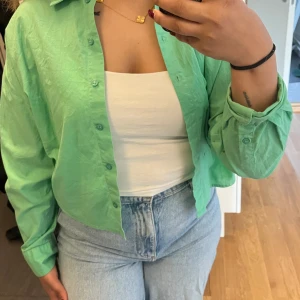 Skjorta - Snygg mint  grön skjorta som är använd endast en gång  Normal i storleken men kan passa en m också