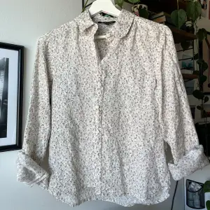 Linneskjorta från Kappahl i storlek XS. Passar även S. Säljer då den inte kommer till användning längre. Fint skick!💜