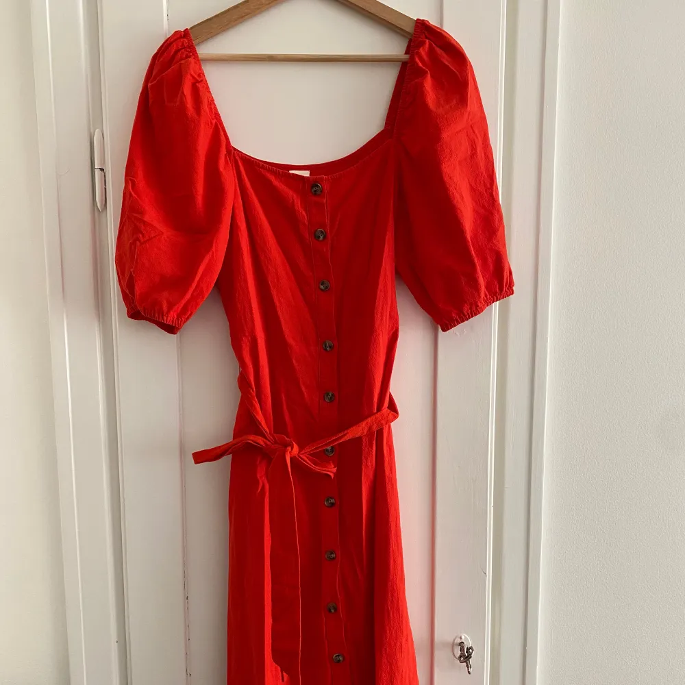 Fin, röd sommarklänning från H&M.  Mycket fint skick, använd en gång. Perfekt till midsommar eller fin klänning till sommaren.. Klänningar.