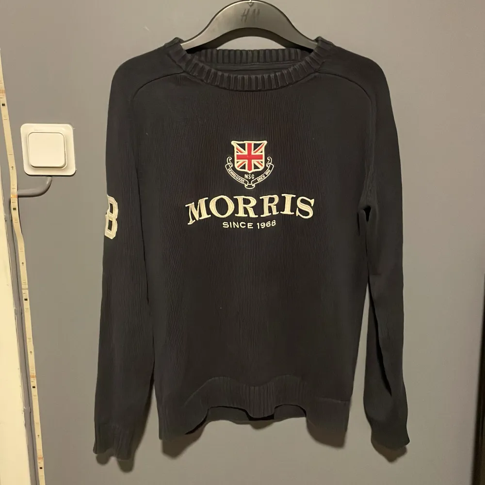 Säljer en riktigt trendig Morris tröja i storlek S som tyvärr blivit för liten, den är i perfekt skick 9/10. Den passar perfekt till våren/sommaren. Tveka inte att höra av dig vid fundering/intresse.🔥. Tröjor & Koftor.