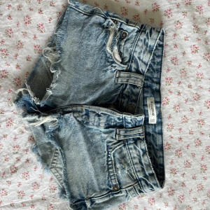 Lågmidjade shorts  - Super snygga Lågmidjade shorts med coola fickor. Med snygga ”slitningar” 