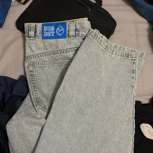 Big boy jeans - Dessa jeans är i riktigt bra skick. Nästan inga skador alls. (Fråga om bilder vid fundering) säljer de för att jag inte orkar ha de längre. De är riktigt snygga så köp! Säljer för ungefär halva priser från nyskick.