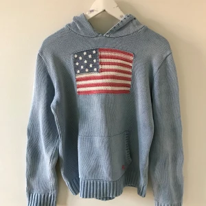Jätte Gullig Ralph Lauren Troja  - Intresskol på denna super fina Knit Hoodie i ljus blå från Ralph Lauren. Köpt for 2000kr på en vintage butik I Paris. Kommer inte ta några bud under 1000kr. Fråga om du har några funderingar💞💞💞 Passar Xs, S både för killar och tjejer. Inga defekter