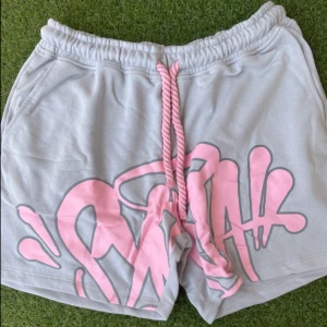 Syna world tracksuit - Köpt: synaworldstore Skick: 8/10 Skador: inga Passform: S/M 