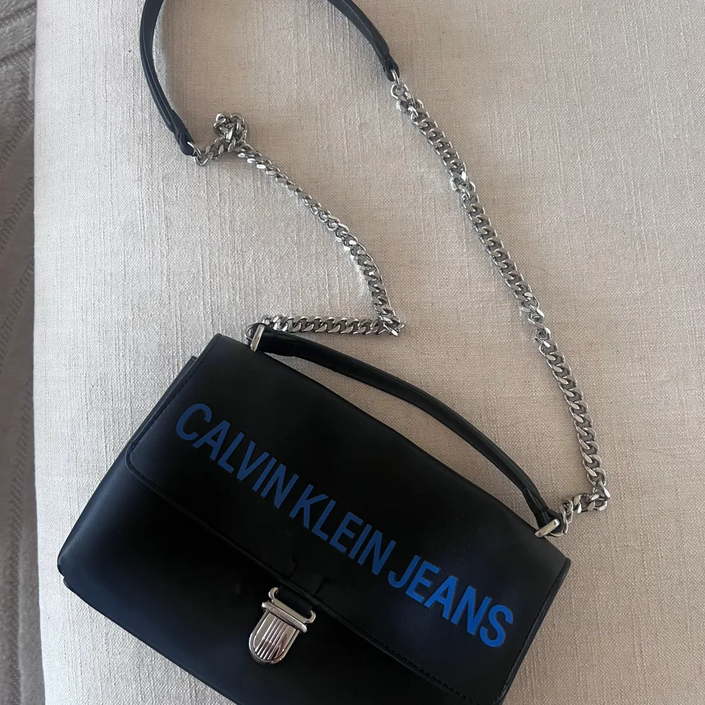 Sparsamt använd väska fråb Calvin Klein. Köpt på zalando 💙. Accessoarer.