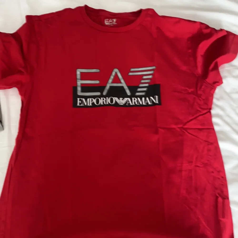 Hej, äkta EA7 t-shirt. . T-shirts.