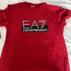 Hej, äkta EA7 t-shirt. 