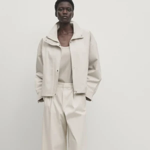 Jacka  - Säljer denna helt oanvända jackan från Massimo Dutti då jag beställde 2, prislapp är kvar. Så snygg verkligen och passar till vår, sommar och höst💕storlek 34 men lite oversized i modellen. Skickar självklart fler bilder vid behov. Nypris är 1499kr