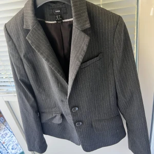 Vintage kavaj från H&M  - Jättefin randig grå  vintage kavaj från H&M  😍