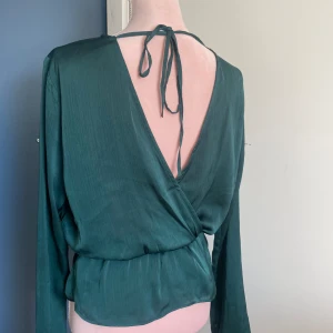 Blus - Fin grön blus. Men öppen rygg med knytning🥰🥰
