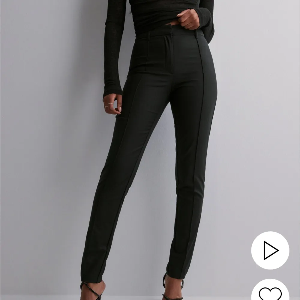 Svarta kostymbyxor från nelly Använda 1-2 gånger max Bra skick. Jeans & Byxor.