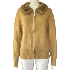 Kofta Med Pälskrage  - En kofta i fint skick! Från Dunnes Stores, storlek 14-16/ EUR 42-44. Två dragkedjor! Dockan har storlek XS. Pälskrage går att ta av! ⚠️ Lite mörkare i verkligheten! ⚠️ MÅTT: Axel till axel 60cm, armhåla till armhåla 49/50cm & längd (axel och ner) 57cm