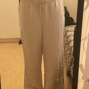 Linne byxor från H&M - Straight legged linnebyxor i storlek medium, bra skick och bekväma.
