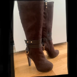 Kiss kriss stövlar strl 39 - Sååå fina och helt oanvända stövlar från Kiss Kriss. De är lite smalare i vaden än vanligt men är som en normal 39a i foten.