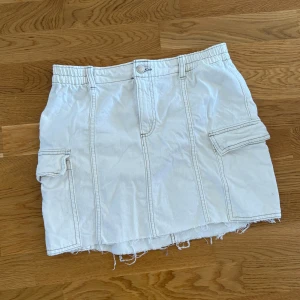 Cargo kjol - Cargokjol från bershka. Aldrig använd då den var för stor… storlek M.