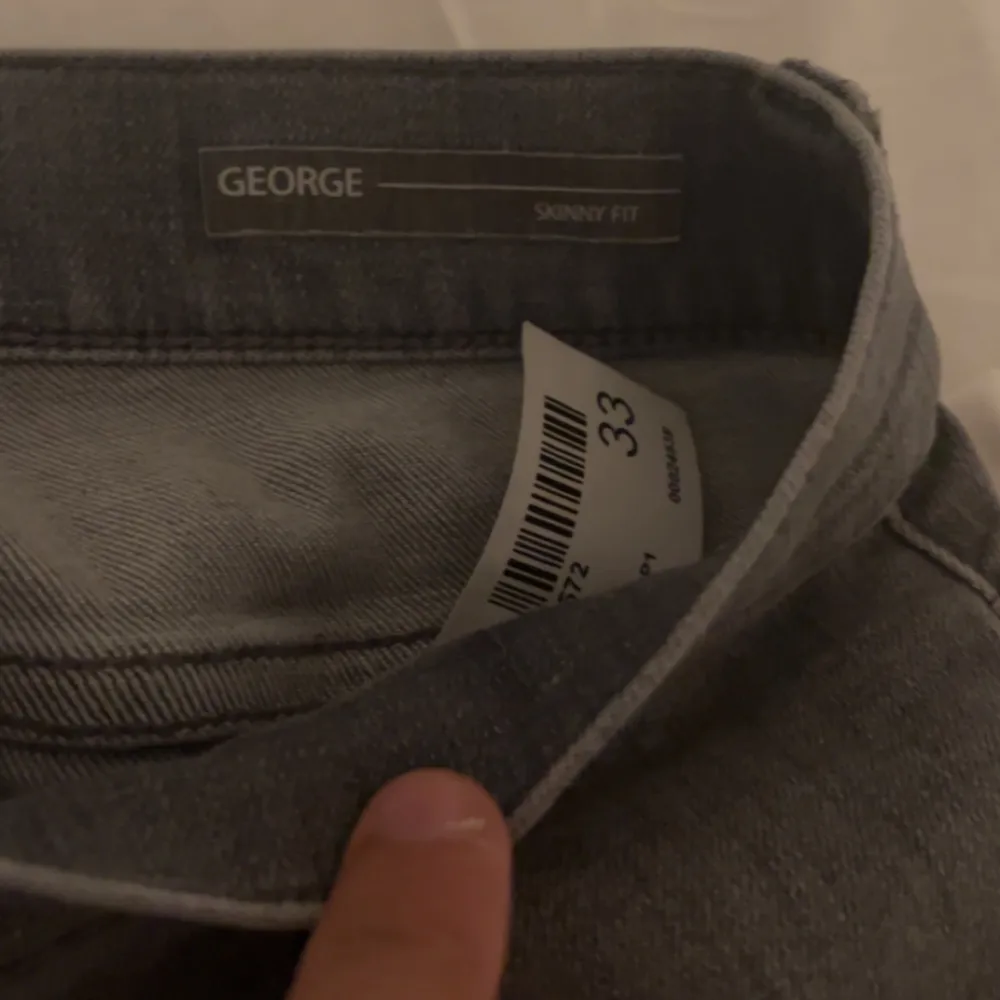 Dondup George  W33 Nyskick Ljusgrå färg vilket är väldigt sällsynt . Jeans & Byxor.