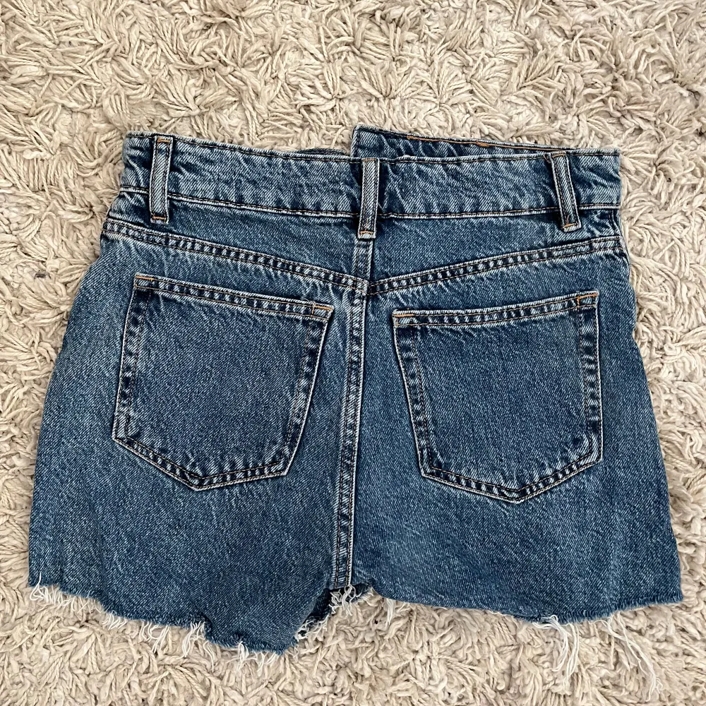 Jeansshorts från hm i storlek 34, jättesnygga men för små för mig.. Shorts.