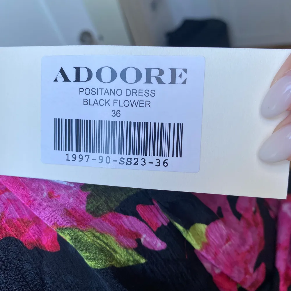 Säljer min aldeless nya Adoore klänning, aldrig använd så lapparna sitter kvar. Inga defekter, superfin och passande till sommaren🌸🌸. Klänningar.