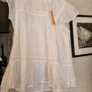 Vit blus - Den är aldrig använd mer än provad, med prislappen kvar, den var lite för stor för mig så därför säljer jag den.