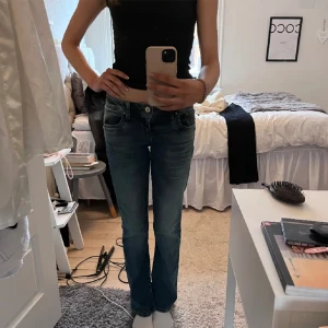 Low waist jeans - Jätte fina ltb jeans som tuvärr är för stora. Älskar färgen och sitter bootcut. Bra skick använt ungefär 3 gånger 