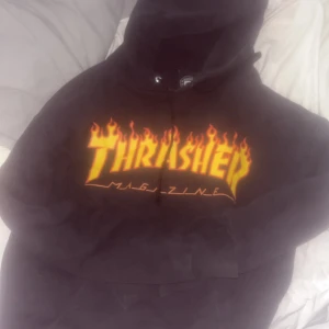 Thrasher hoodie - Säljer min thrasher hoodie då den ej kom till användning, vet ej vad det är för storlek men skulle chansa på s/m. Köpte för 749 o säljer för 250