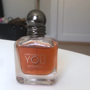 Stronger with you Intensely - En av de bästa vinterparfymerna med noter av kanel,vanilj och toffee. Mängden kvar får ni avgöra men skulle säga runt 45ml. Säljer då jag redan har en 🔥 Trade funkar också Har tyvärr inte boxen kvar