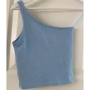 One shoulder topp från Gina tricot i storlek XXS. Använd enstaka gånger men är i nyskick. Vid fler bilder/frågor skriv, pris går att diskuteras❤️ 