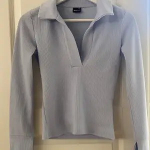En ljusblå tröja med krage från Gina tricot med slit i armarna. Storlek XXS, aldrig använd så i nyskick. Skriv vid frågor/fler bilder. Pris går att diskuteras❤️