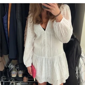 Studentklänning  - Säljer denna helt slutsålda klänning. Nästintill oanvänd, passar perfekt till studenten. Säljer då jag köpte 2 olika storlekar💛 