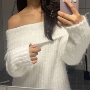 off shoulder white sweater - off shoulder white sweater storlek L passar ovetsize på mig som har xs