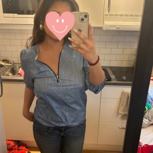 Jeans tröja  - Jätte fin tröja jag fick som present men den används tyvärr inte längre 🤍 Jätte fin med lågmidjade jeans 