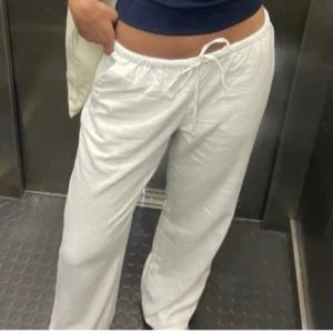 Linnebyxor  - Linnebyxor från Hm i storlek xs💗 köpta från hm i kreta, finns inte att köpa nu💗 knappt använda och i bra skick. Skriv för fler bilder(lånad bild)💗