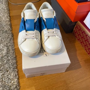 Tja,säljer mina valentino opens som fortfarande är i ganska bra skick men två små defekter som finns med på bilderna. - Använt skick. 