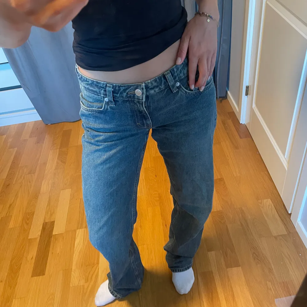 Jeans från weekday modellen Arrow strl 28/34. Dd är för långa för mig och har därför blivit slitna längst ned men inget man ser tydligt när man har de på sig🩷. Jeans & Byxor.