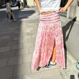 MAJE kjol - Säljer denna super fina maje kjol i bra skick perfekt för sommaren skolavslutning osv💕Storlek 42 men det för längden passar mig som har storlek xs i midjan men rö stretchig så skulle säga att den passar upp till m är 164