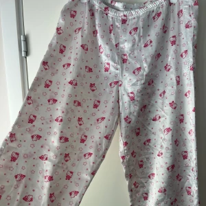 Hello Kitty pyjamasbyxor  - Står storlek 170 men tycker dom är väldigt stora i midjan mer S eller M 