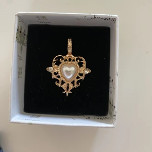 Berlock hjärta guld - Säljer denna berlocken man kan ha på halsband tillexempel💕Som storleks referens tog jag en bild med en tändare, så man ser hur stor berlocken är. Säljer för 69kr, gratis frakt💕 