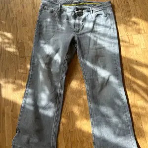 Supersöta gråa lågmidjade straight jeansbyxor. Korta i modellen så reckomenderas inte om man är lång☺️. I bra skick.