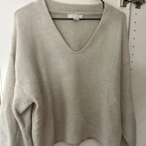 Stickad tröja med v ringning  - Super fin, köp secondhand 💓