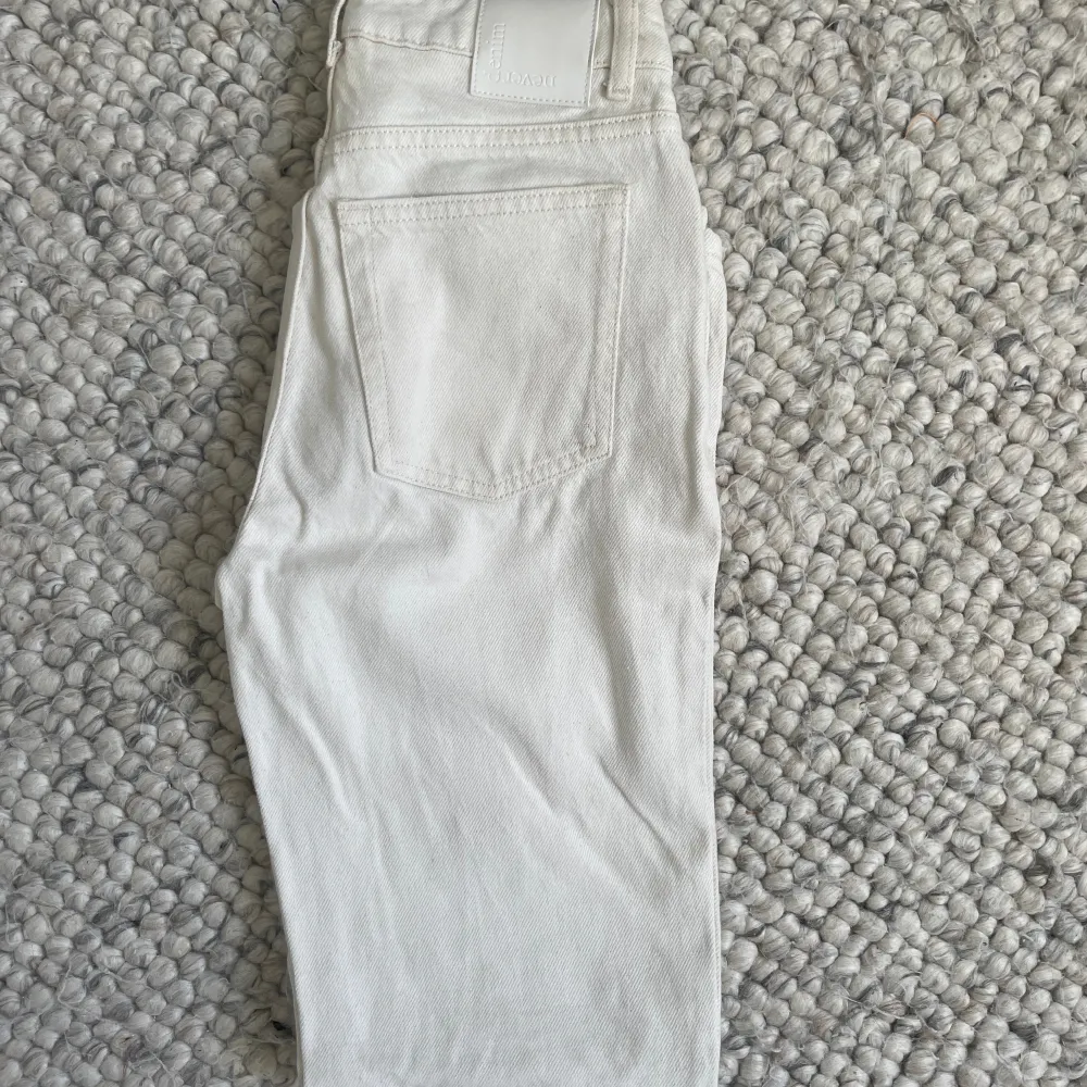 skitsnygga beige jeans ifrån bikbok! använda endast 1 gång så precis om nya! nypris 699 och slutsålda!. Jeans & Byxor.